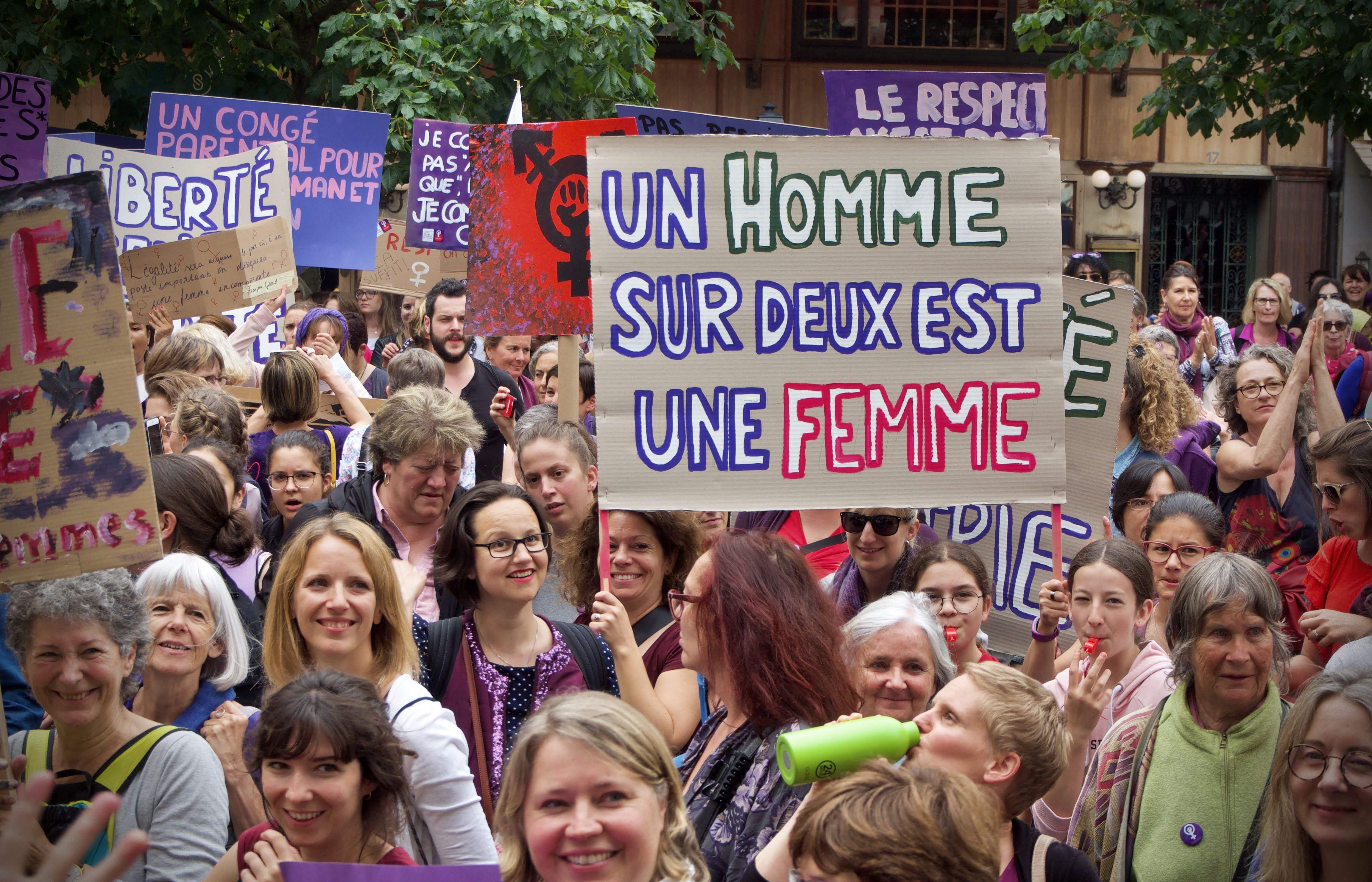 Lausanne: des centaines de femmes ont lancé la grève féministe hier soir