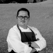 Benoit Carcenat, du Valrose à Rougemont titré "Cuisinier de l'année 2023" par le Gault & Millau Suisse