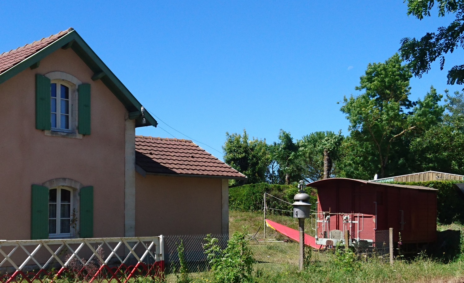 Il récupère un ancien wagon AOMC et en fait une cabane de jardin dans sa maison en Charente-Maritime