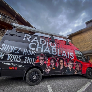 Le réseau FM peut continuer d’émettre en Suisse, dit le Parlement