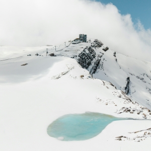 Glacier 3000 : un nouveau lac turquoise préfigure la disparition imminente du glacier du Scex Rouge