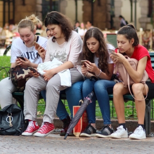Interdire les réseaux sociaux aux moins de 15 ans en Suisse : l'idée ne convainc pas les milieux concernés par la problématique